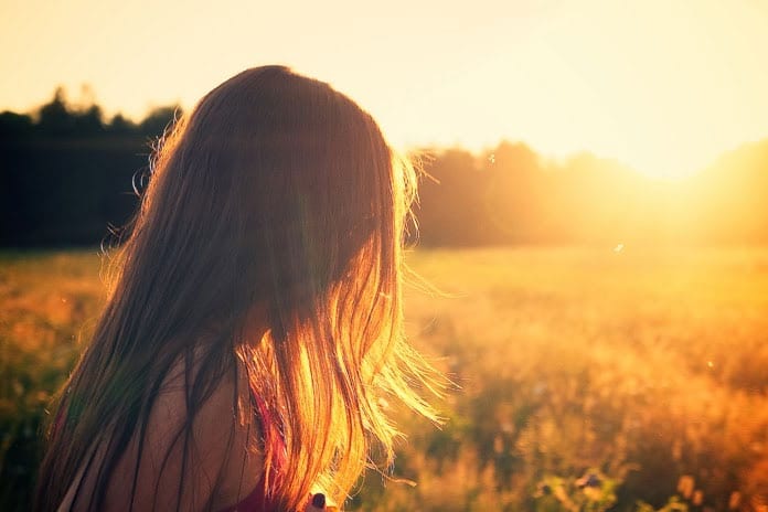 cheveux-soyeux-coucher-soleil